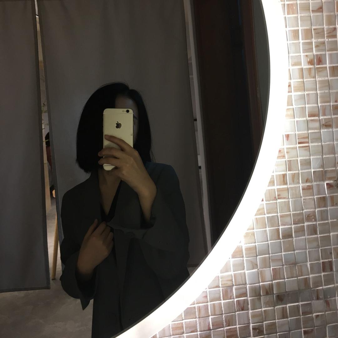 ，