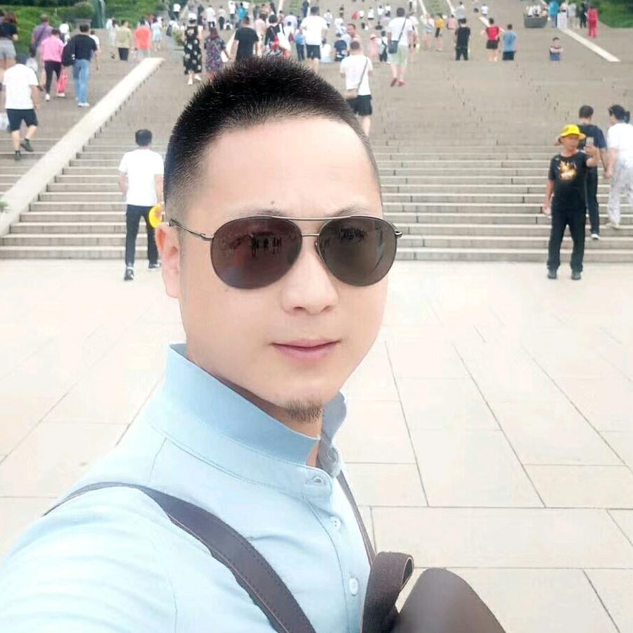 右边 《大脸先生》