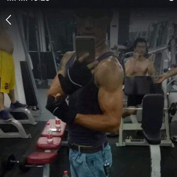 卖木门的小伙子