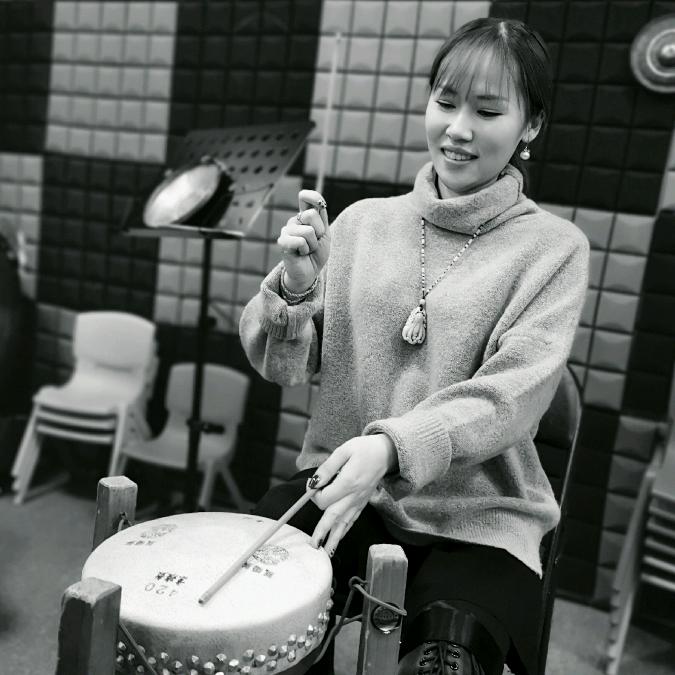 打🥁妹子