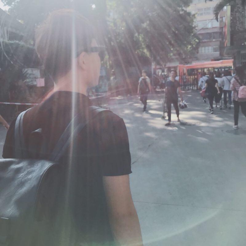 于是。