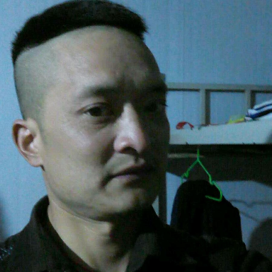 戈壁滩上的独狼