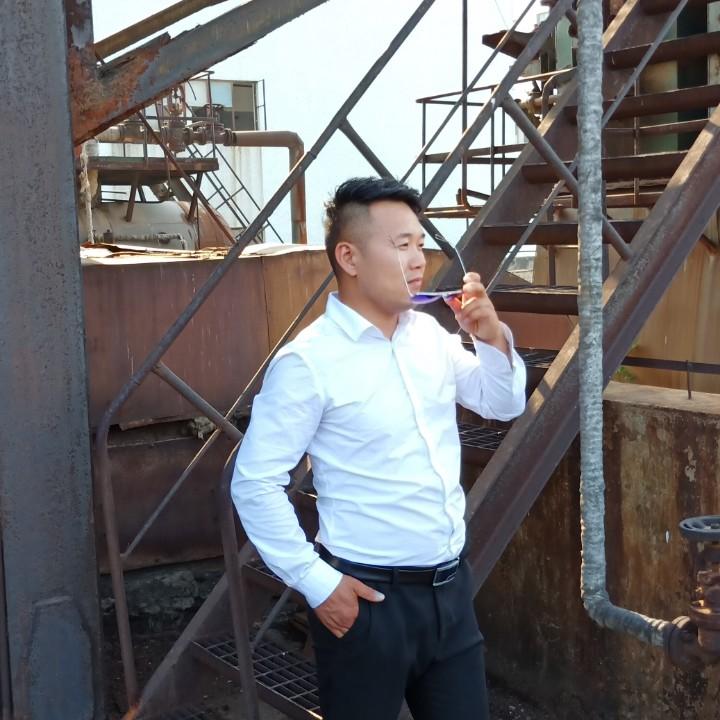 主持婚礼的梁宾