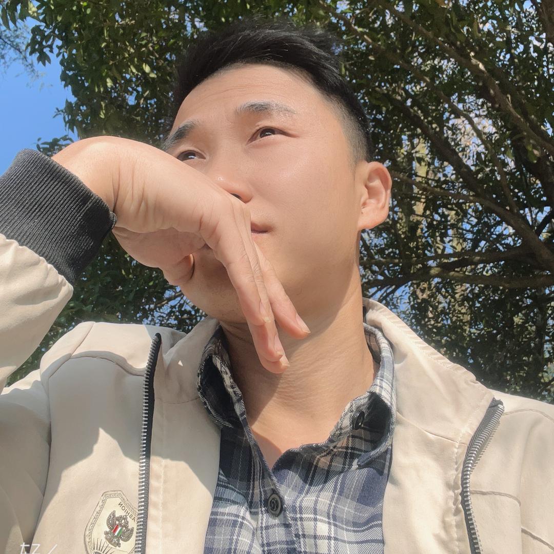 衬衫的尽头是格子