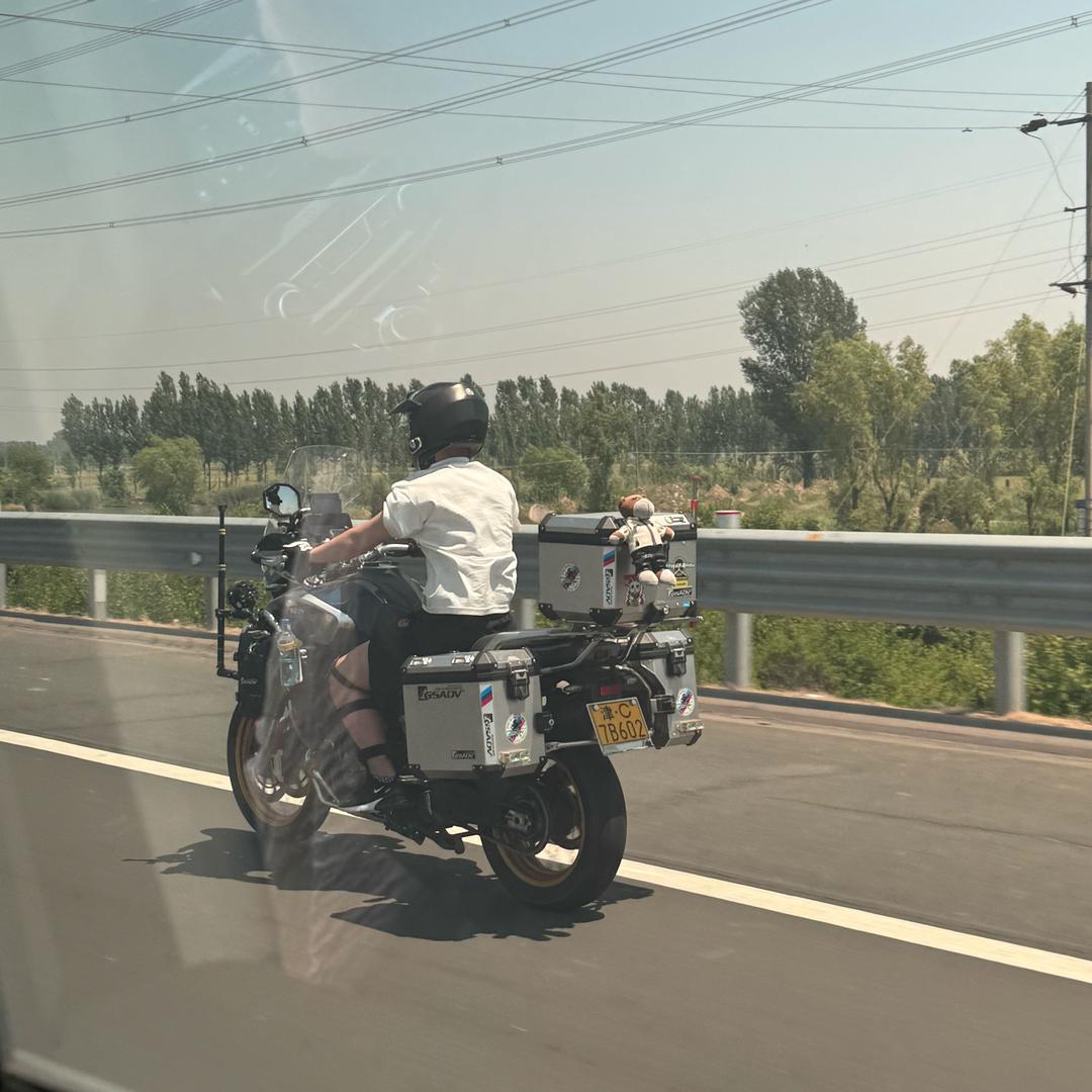 骑机车的小刘同学