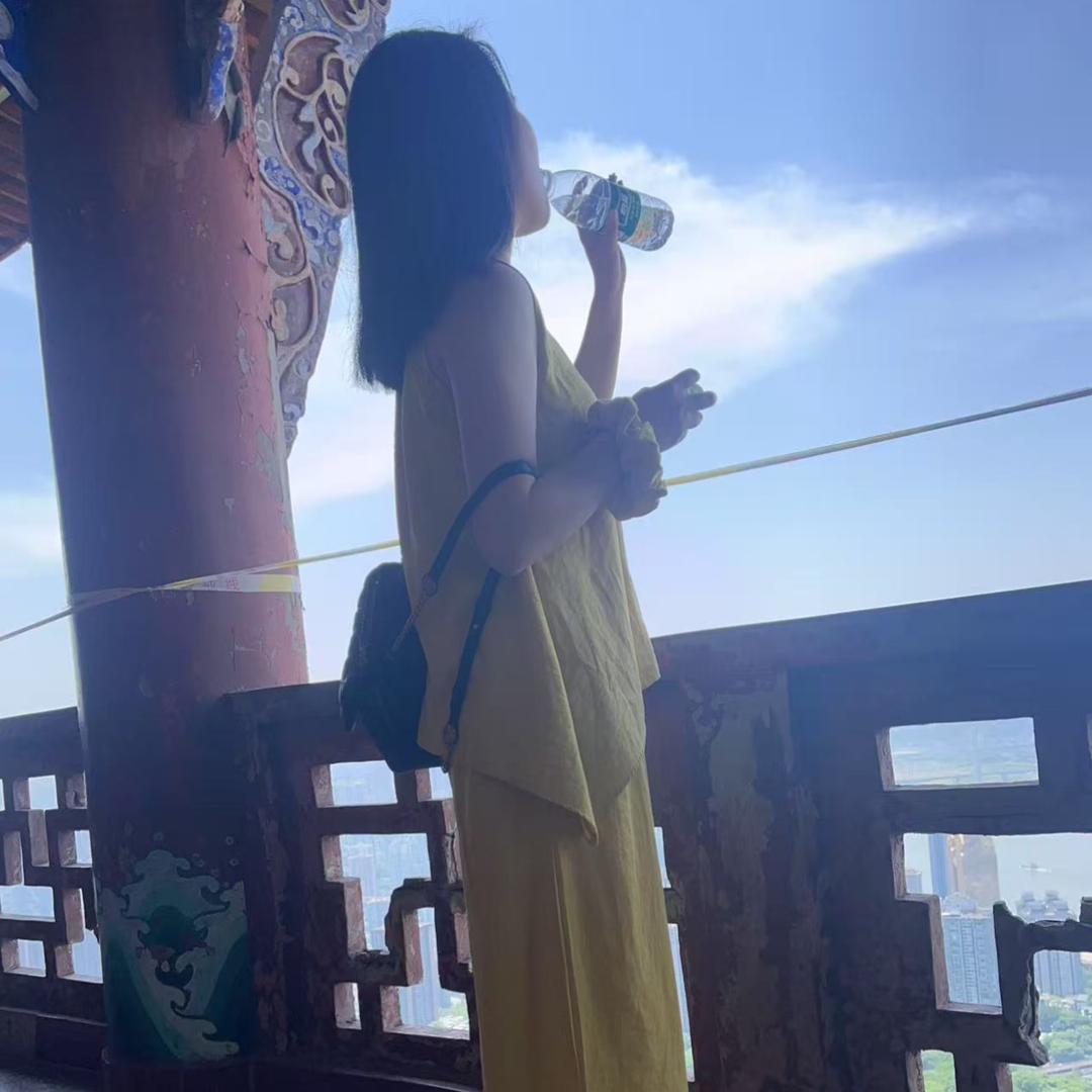 90后宝妈带娃卖衣服