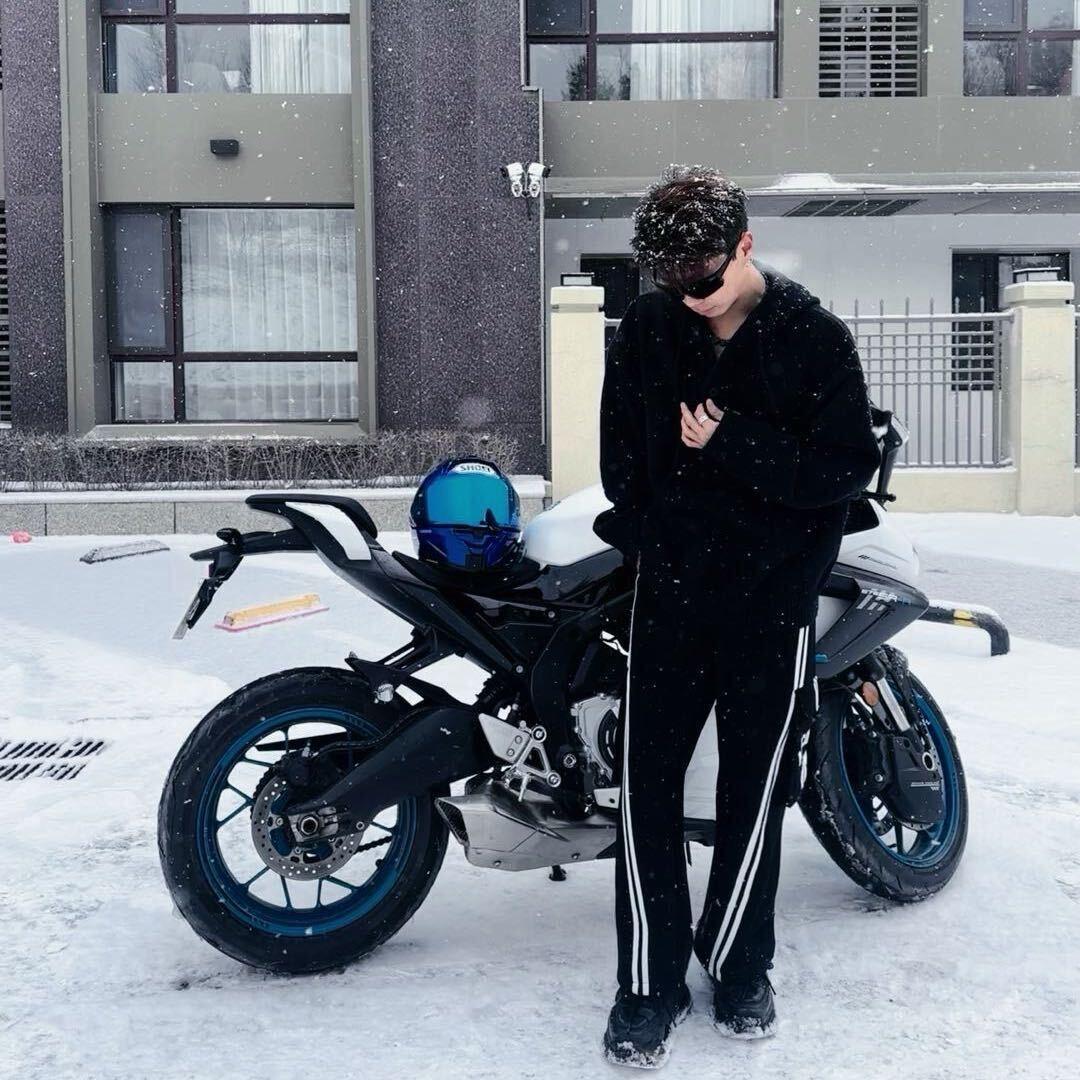 𝐌𝐎𝐍𝐃𝐀𝐘雅痞.