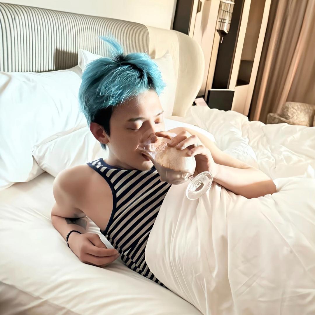 ʏɪ  ᴢʜɪ  ʟᴏɴɢ  ✰