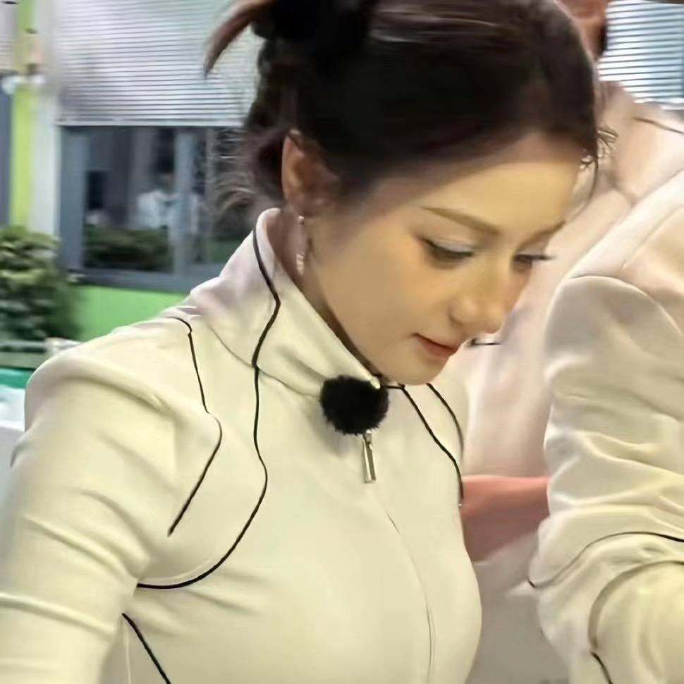 小月只会比耶