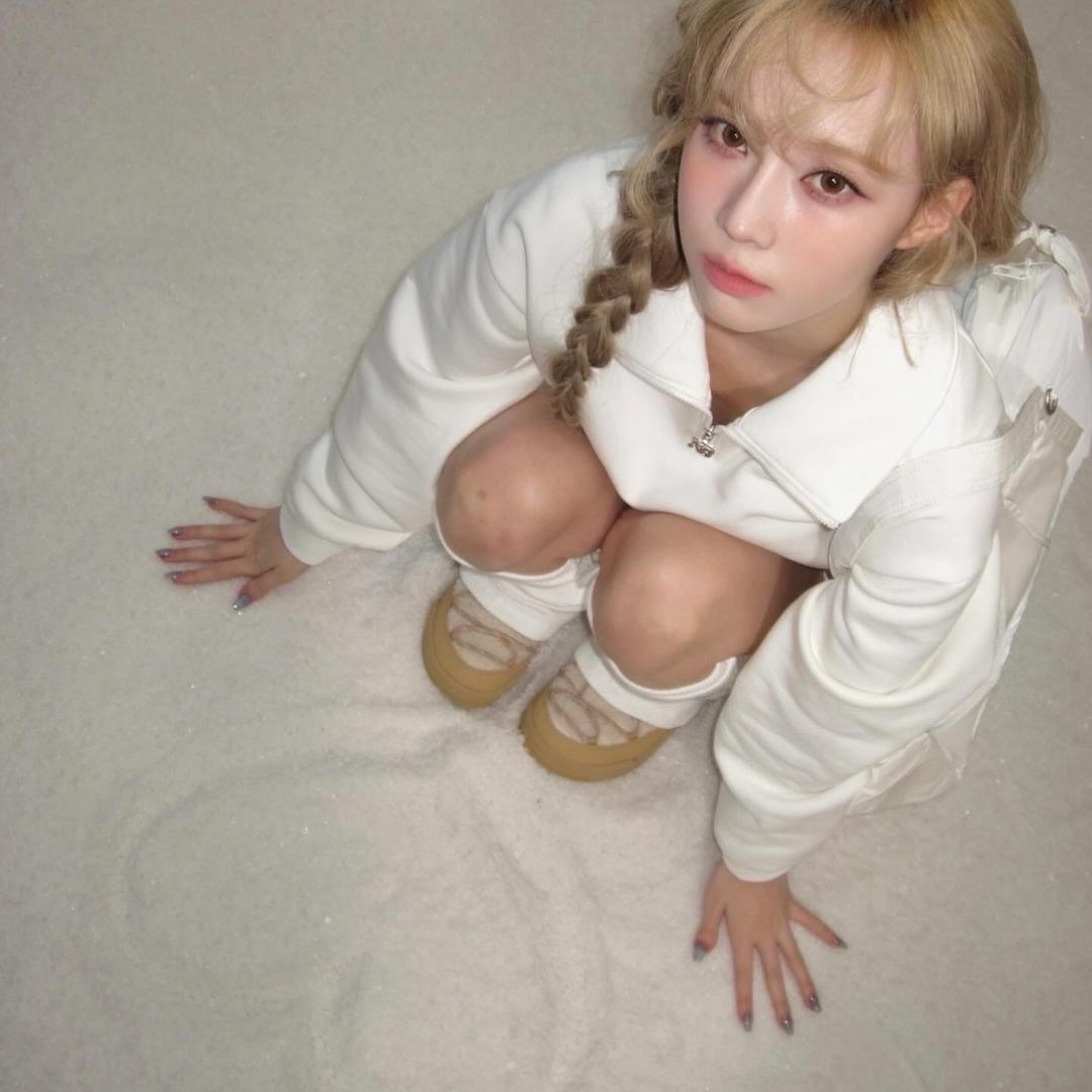 卖萌被帅哥肘击