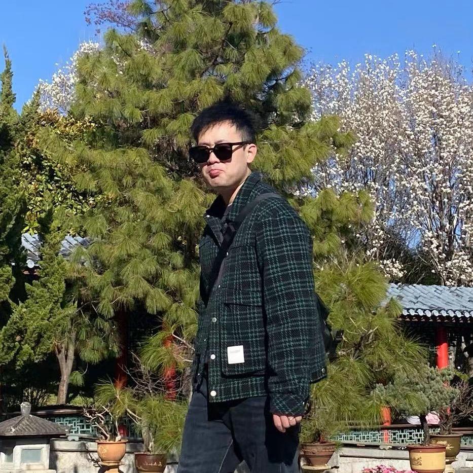 长虹发呆的帅哥