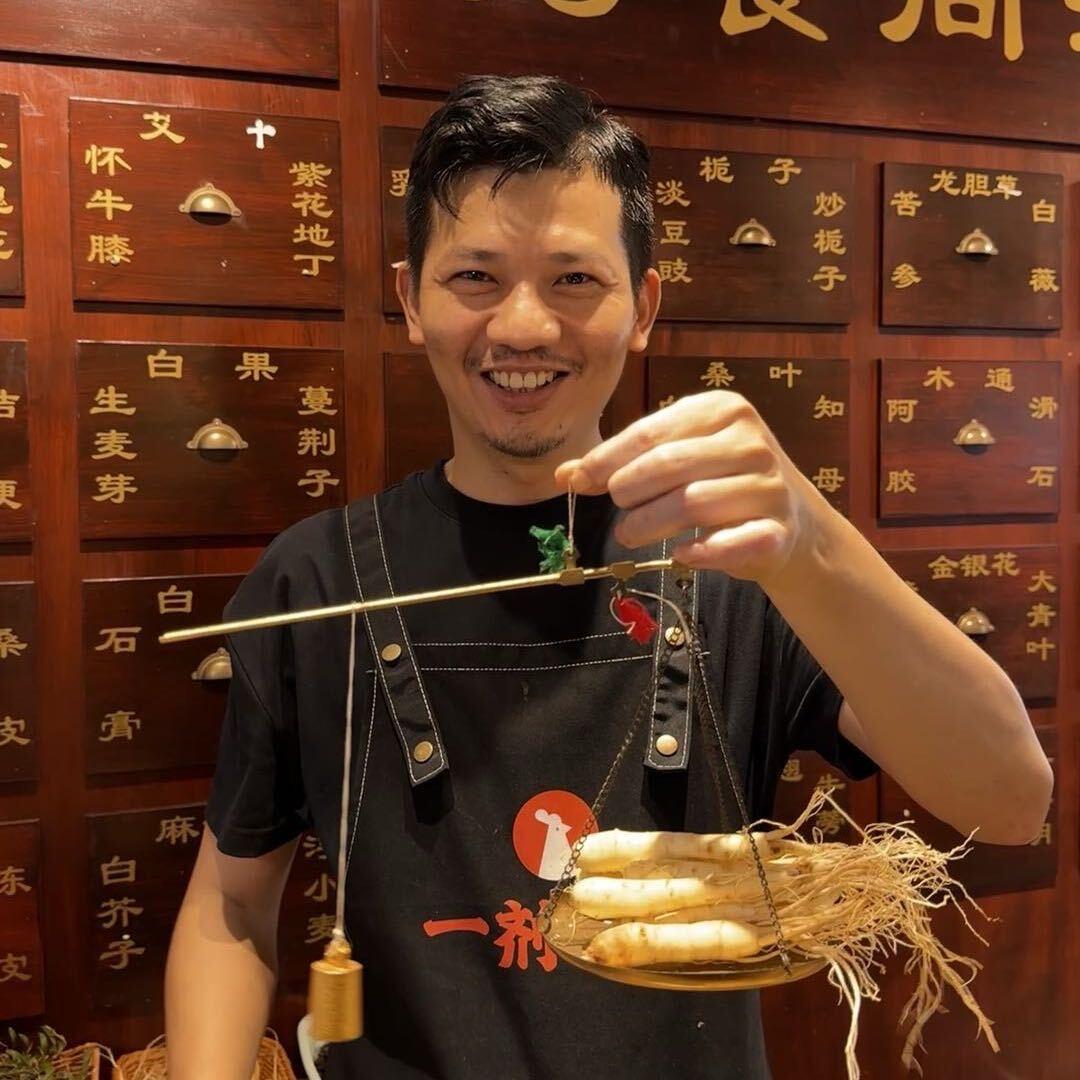 旭哥-药膳鸡煲