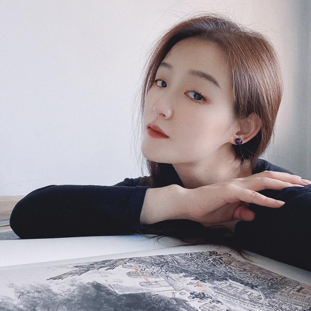 四容.•·
