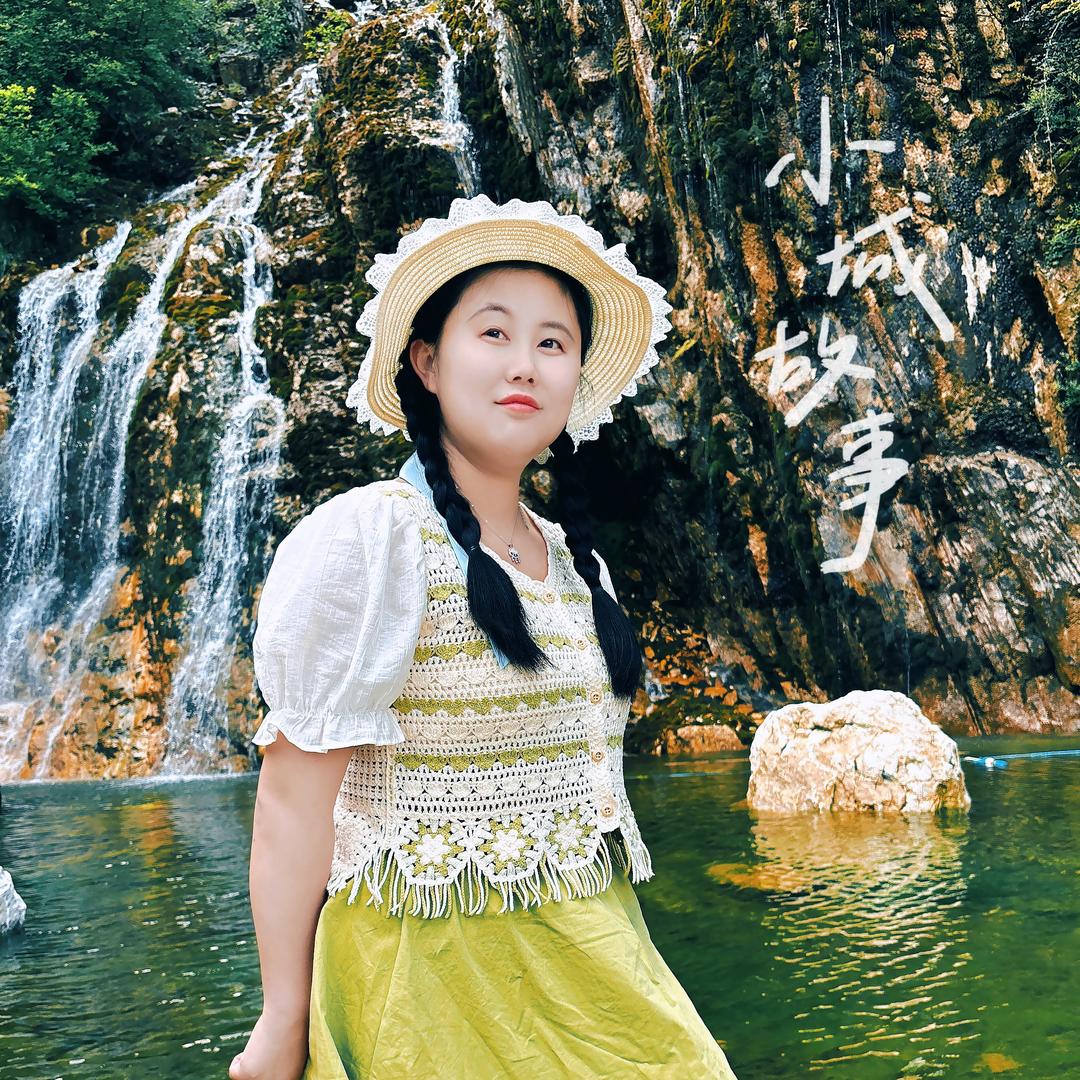 村里有个小芳