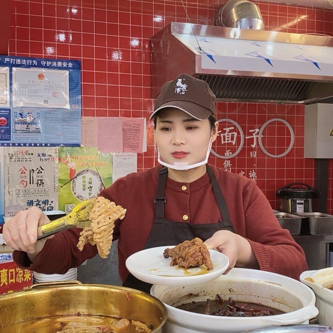 喜家浓跷脚牛肉面总店曾姐