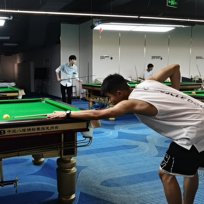 穿起拖鞋打台球