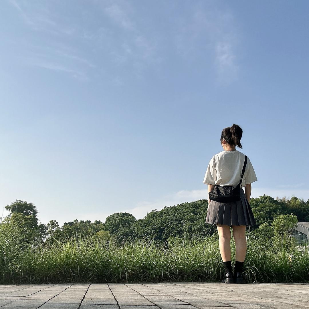 村里有个姑娘叫小芳