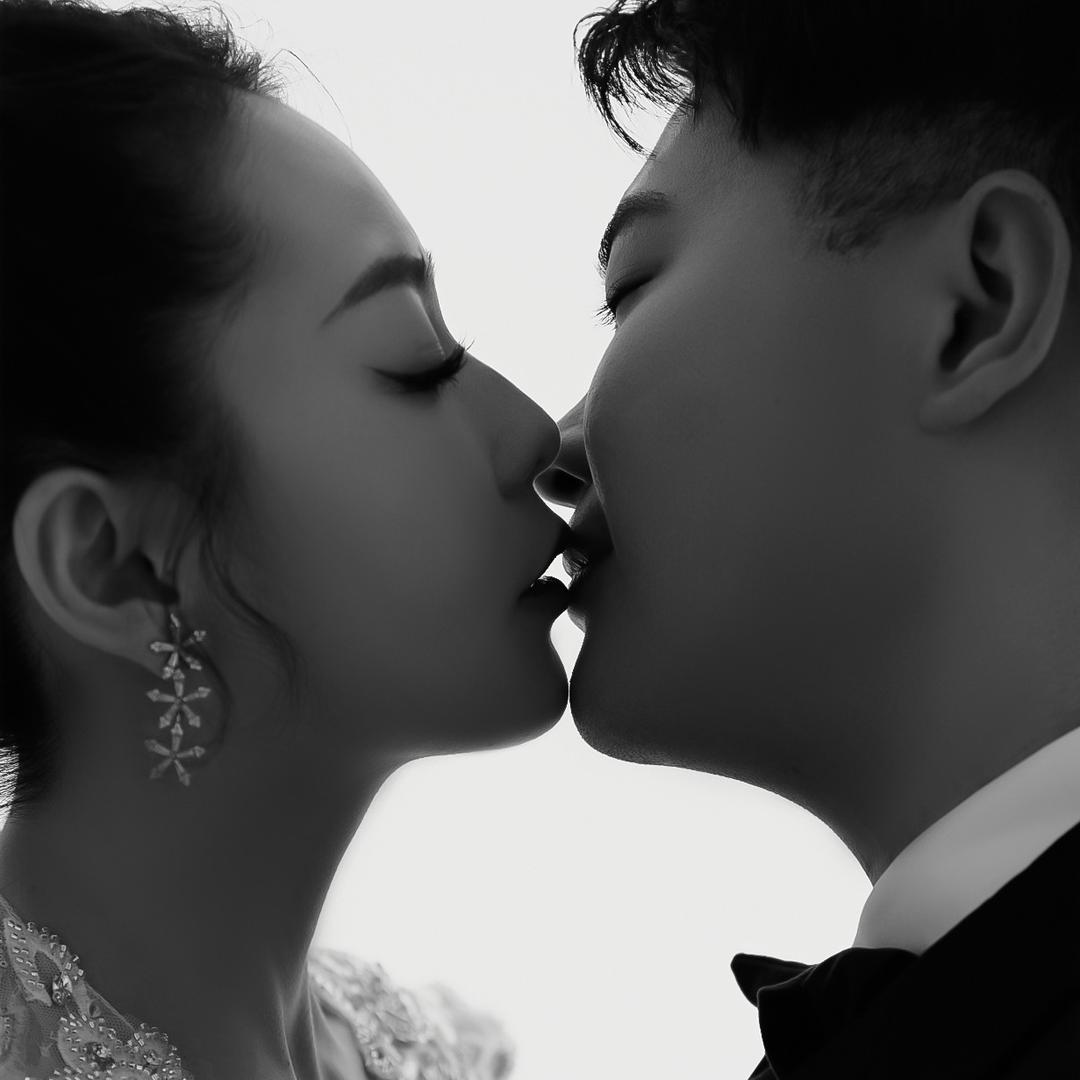 张哈哈.