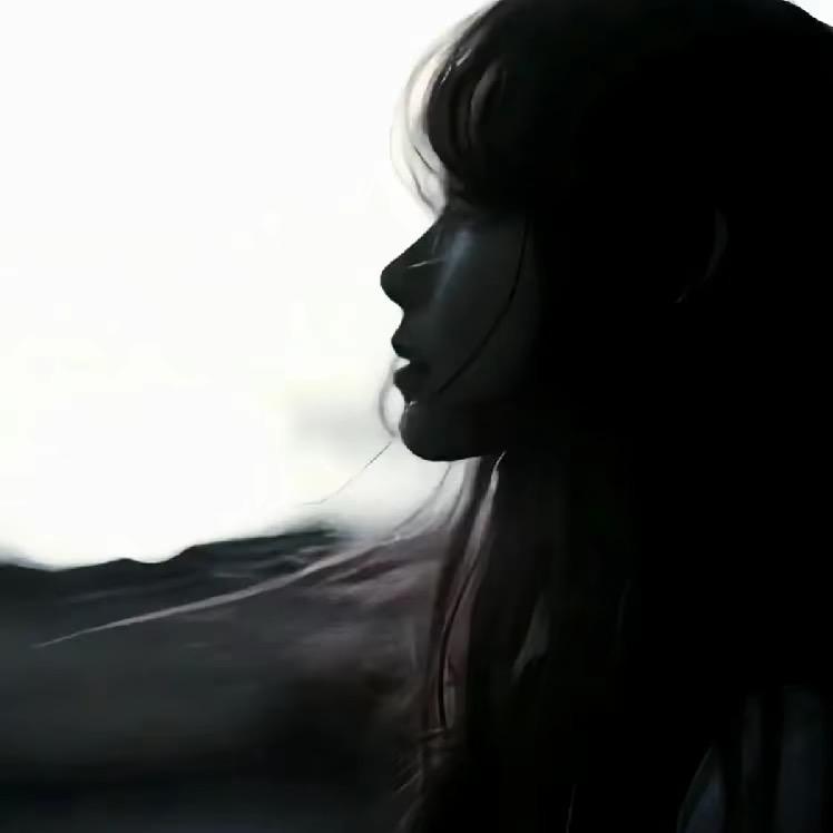 美 少 女