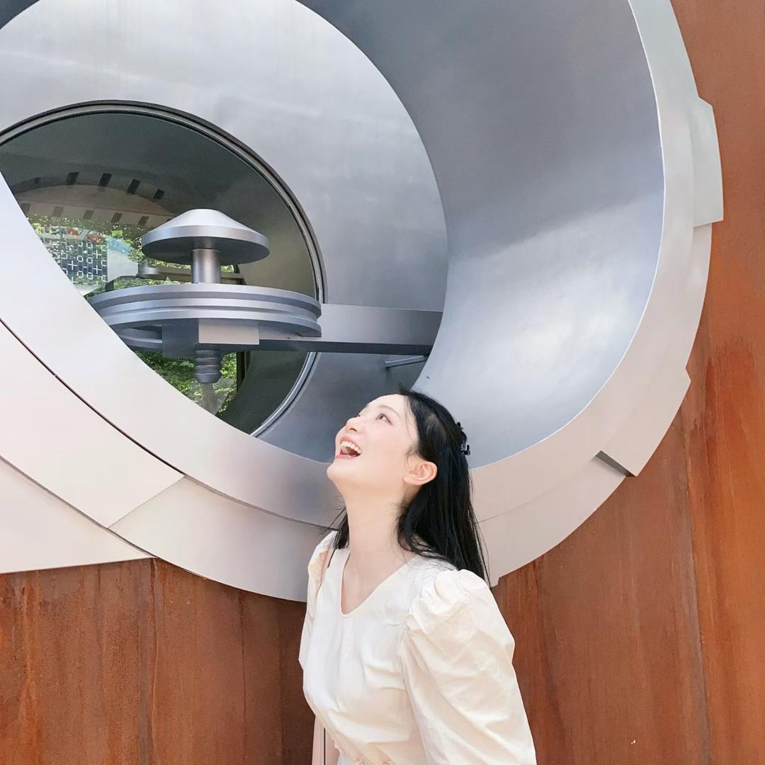 黑粉头子盯铛猫