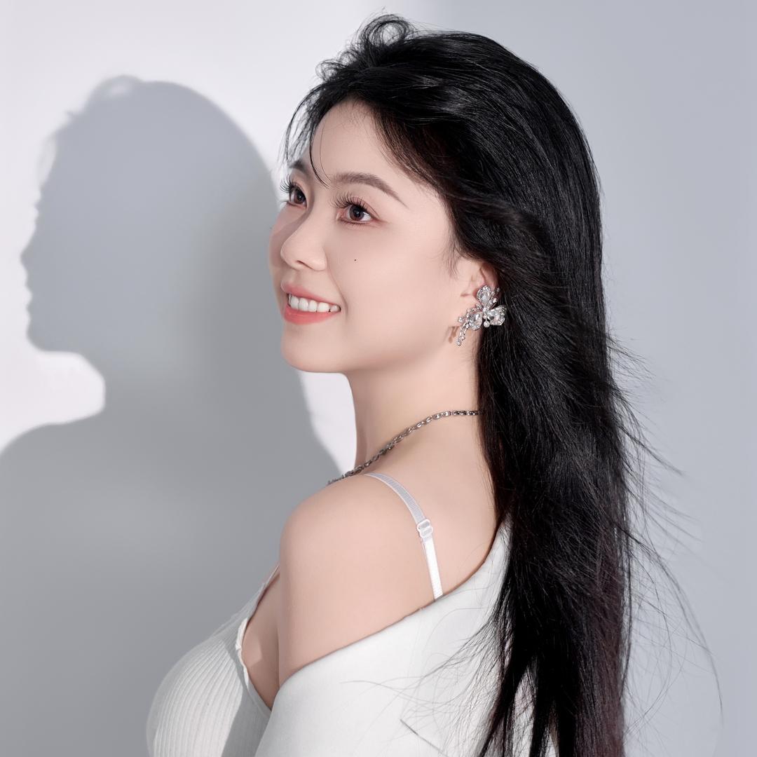 吴兰兰 （独来独往）