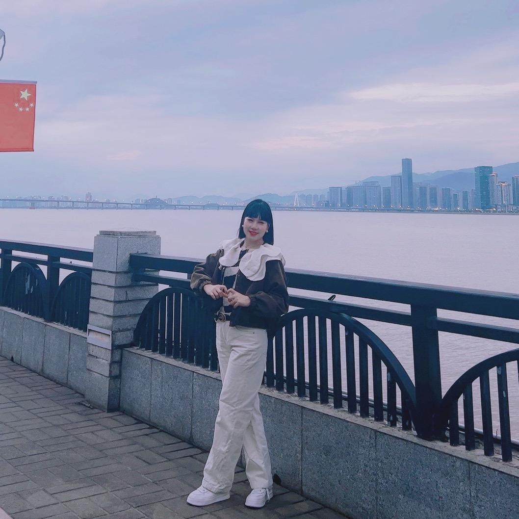 新晃圣卡萝、埃文、诗袖店