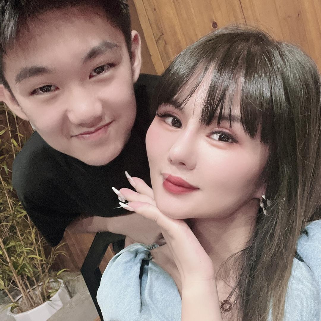 卖家具的小姐姐💋