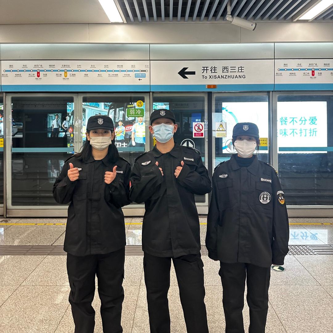 小菲在地铁