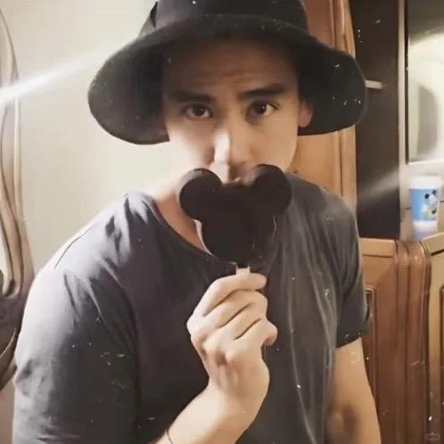 犄角旮旯卖导弹的小男孩
