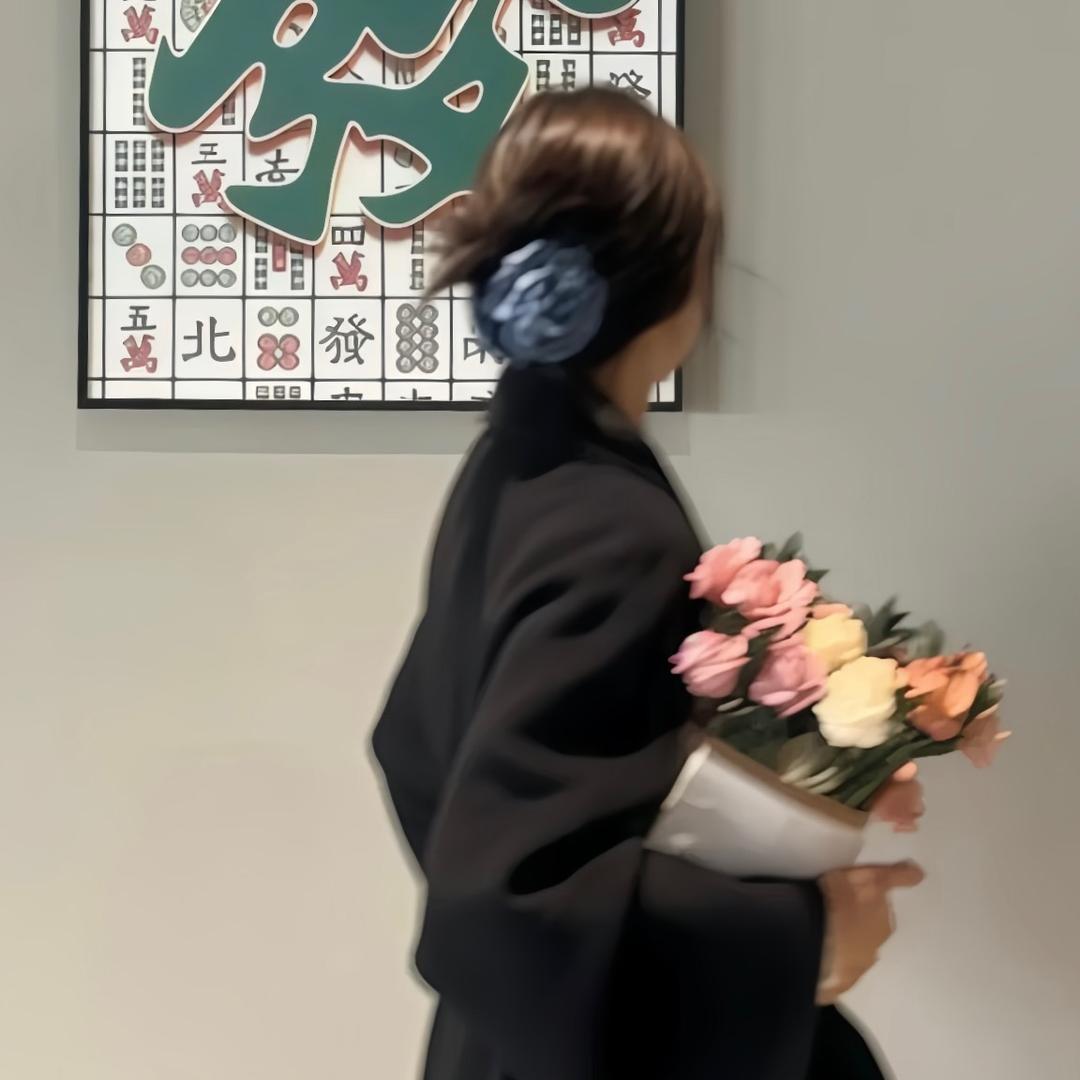 抱着花的喵