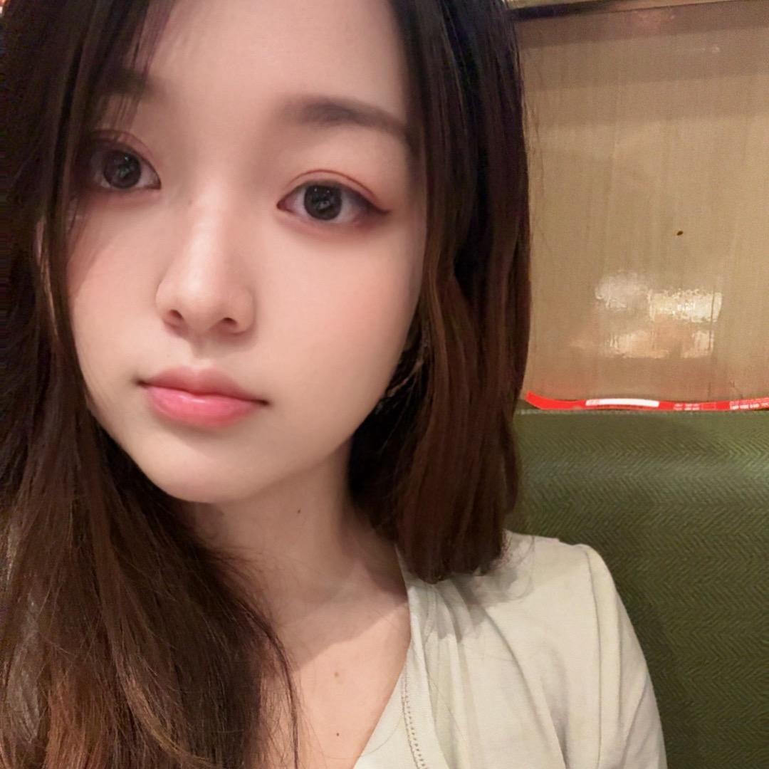 小妮爱吃冰激凌