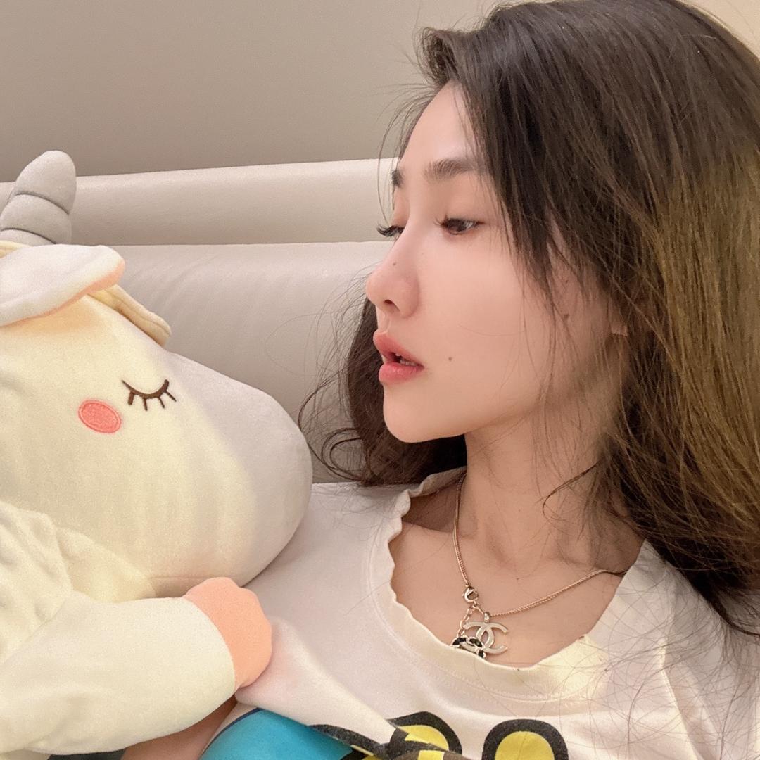 薇薇笑不笑都眯眯眼