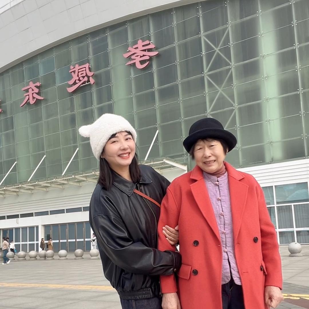 甩臂瘦身母女俩