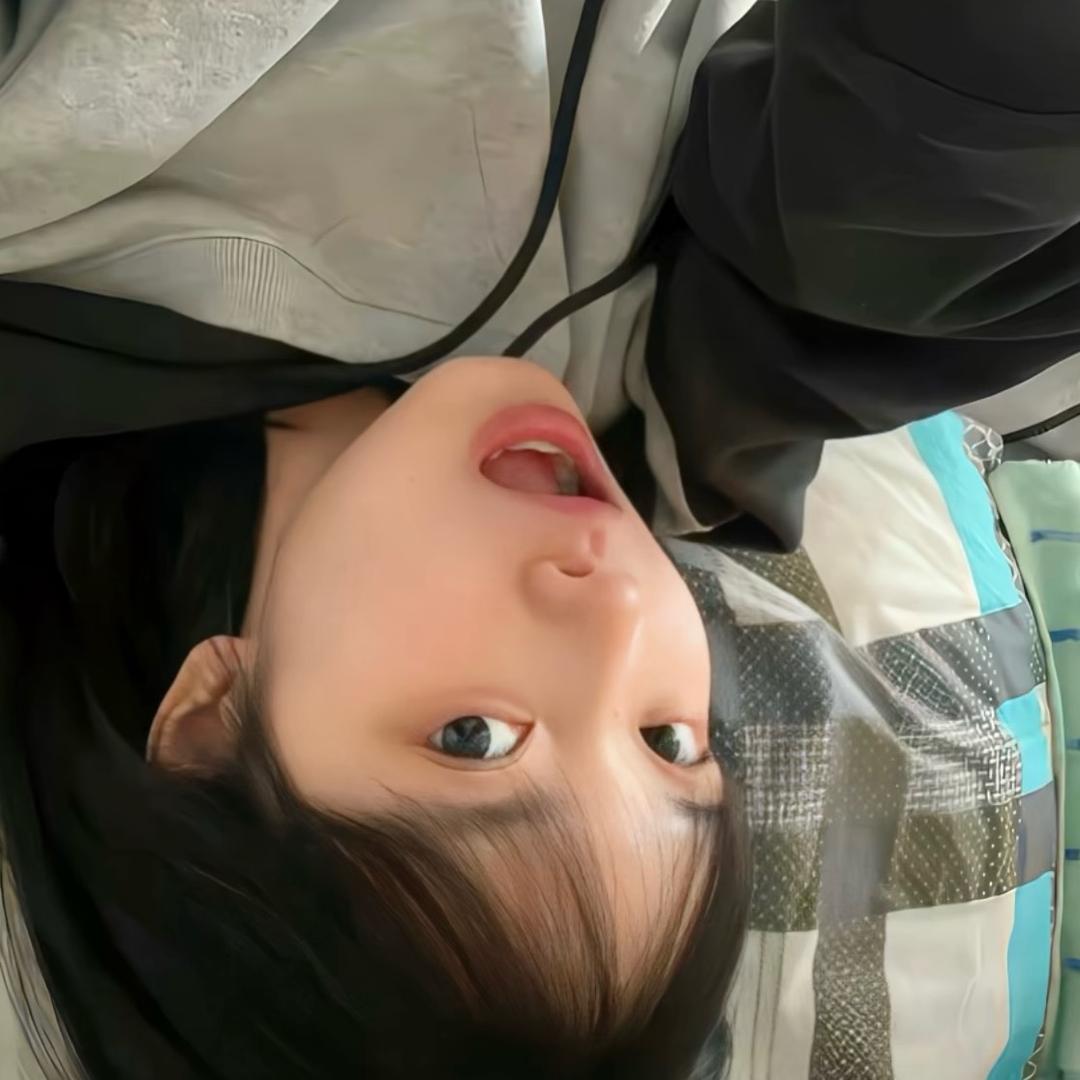 低头脸红.