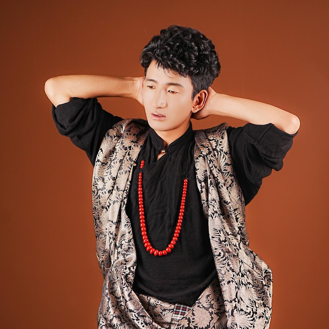 藏族歌手普布顿珠