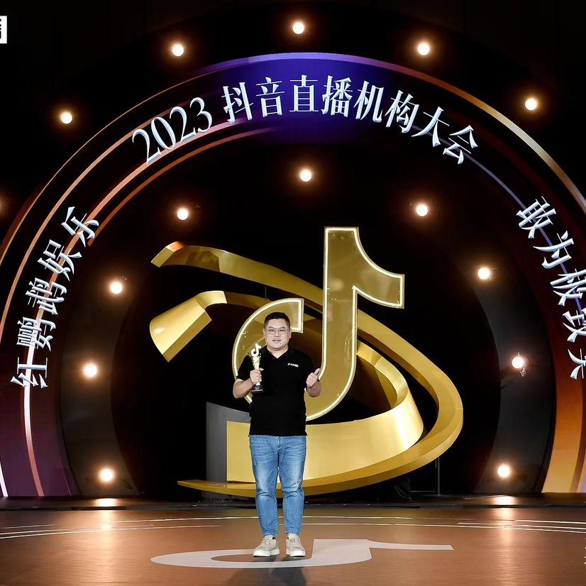 龙哥红鹦鹉传媒