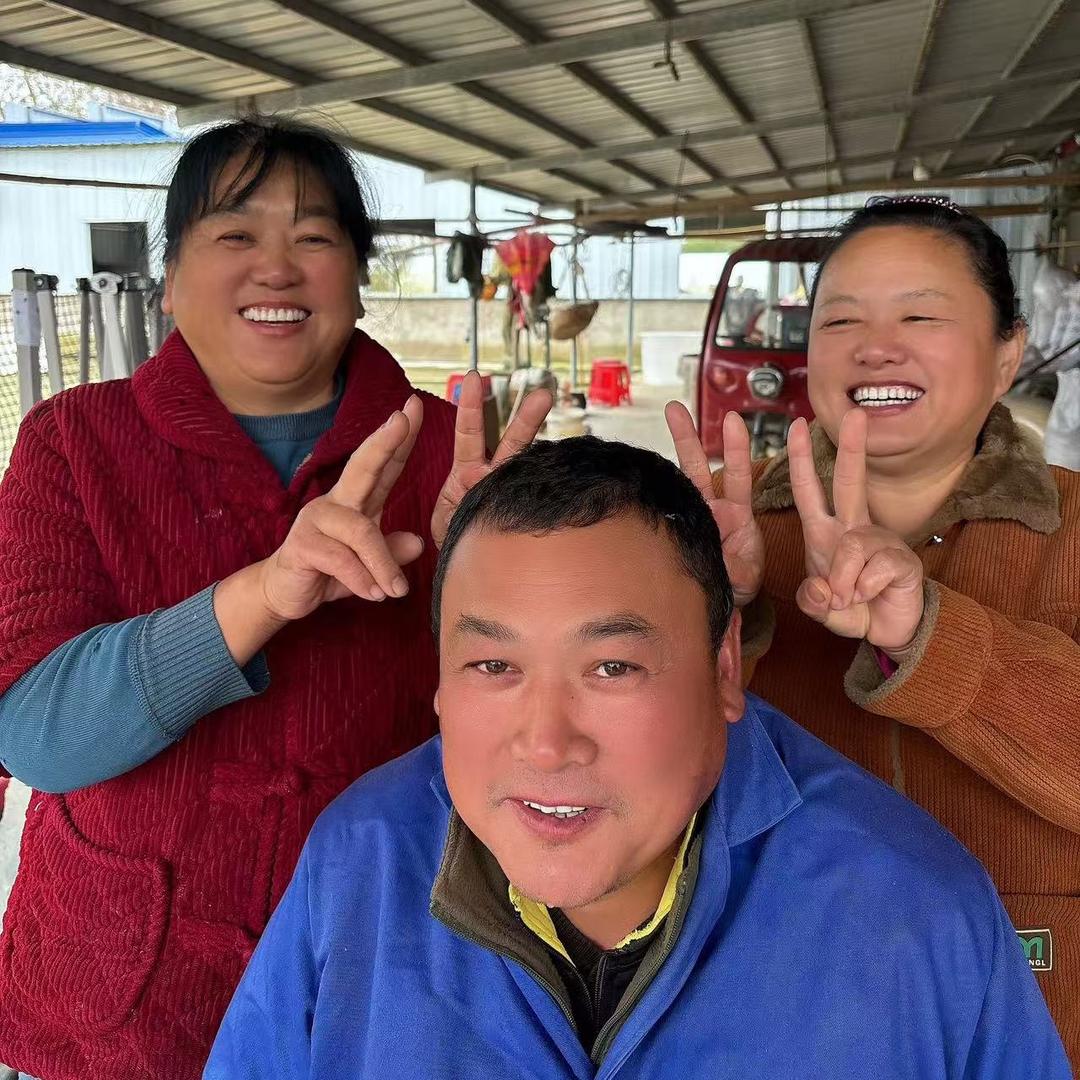 三姐弟在养鹅