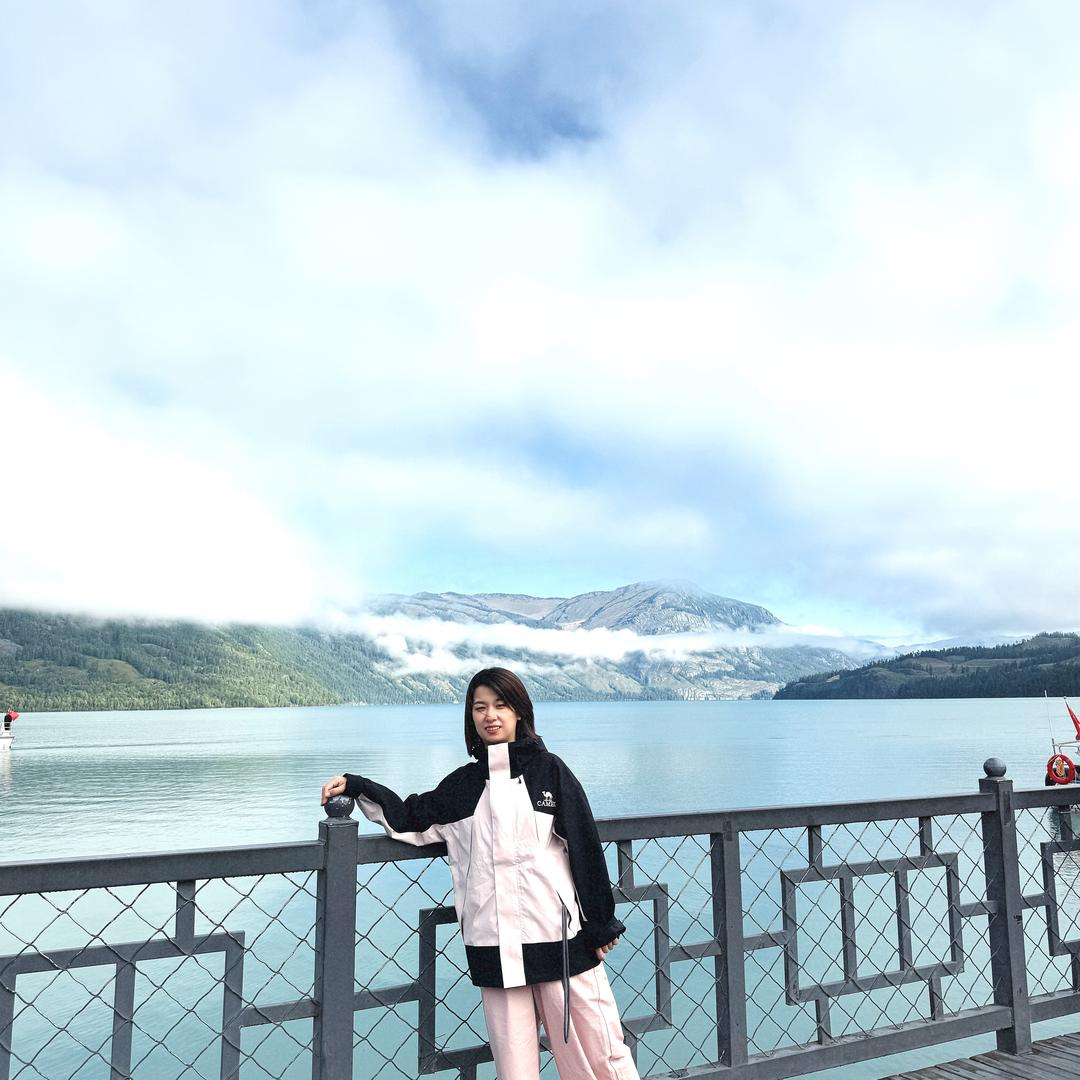 李 依 燃