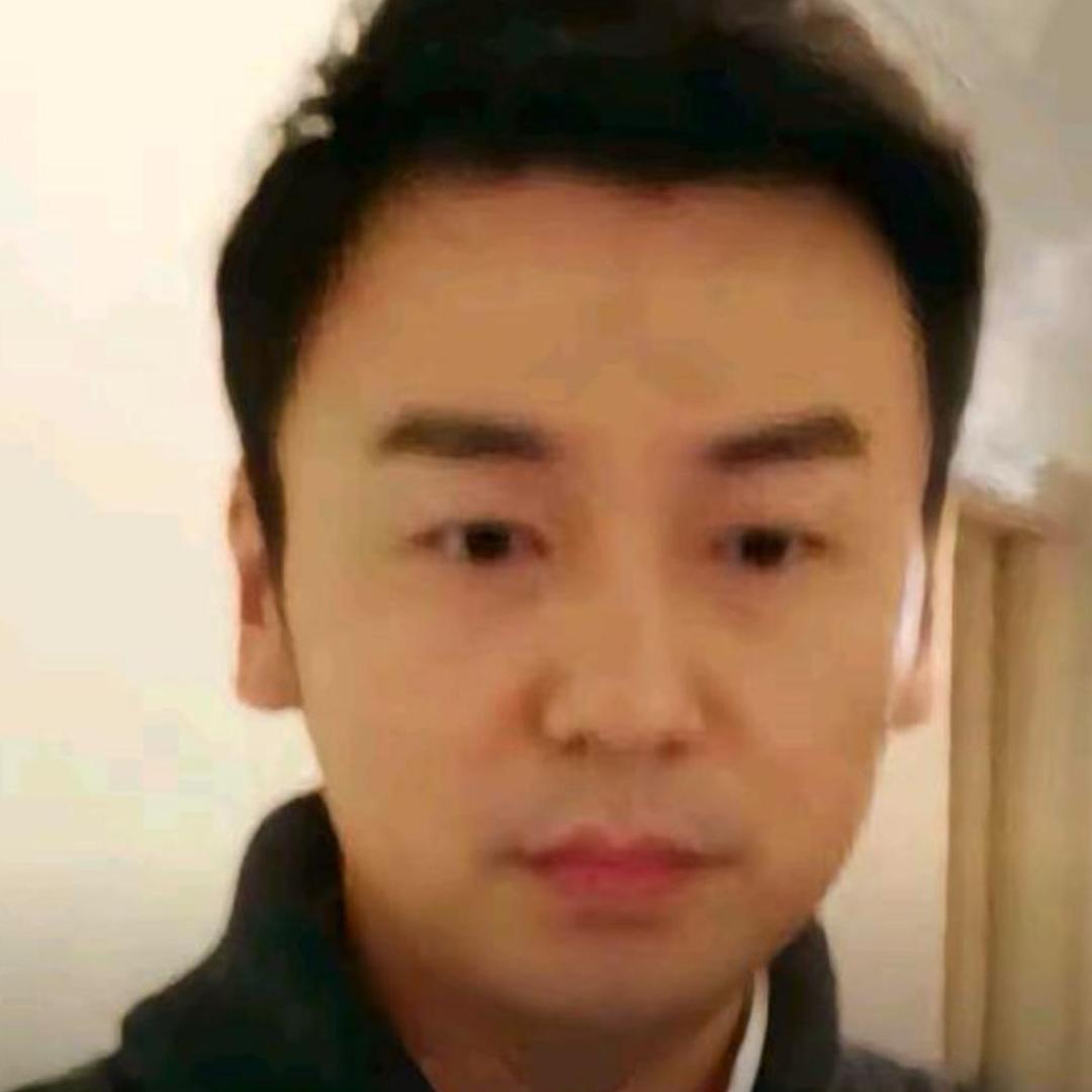 穿羊皮底高跟鞋的陈俊生