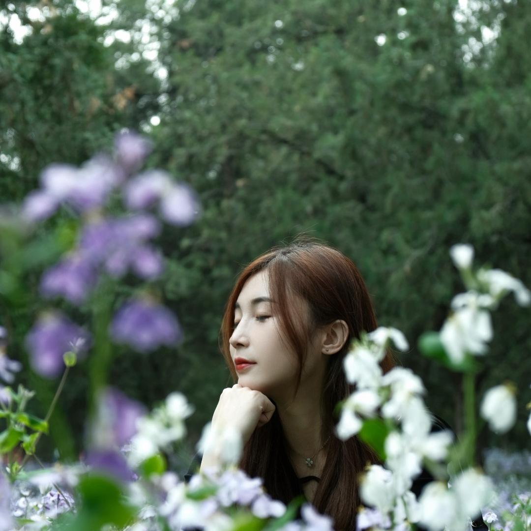 对方正在长头发