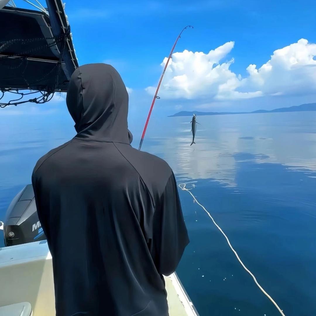 被狡诈女人的假睫毛欺骗