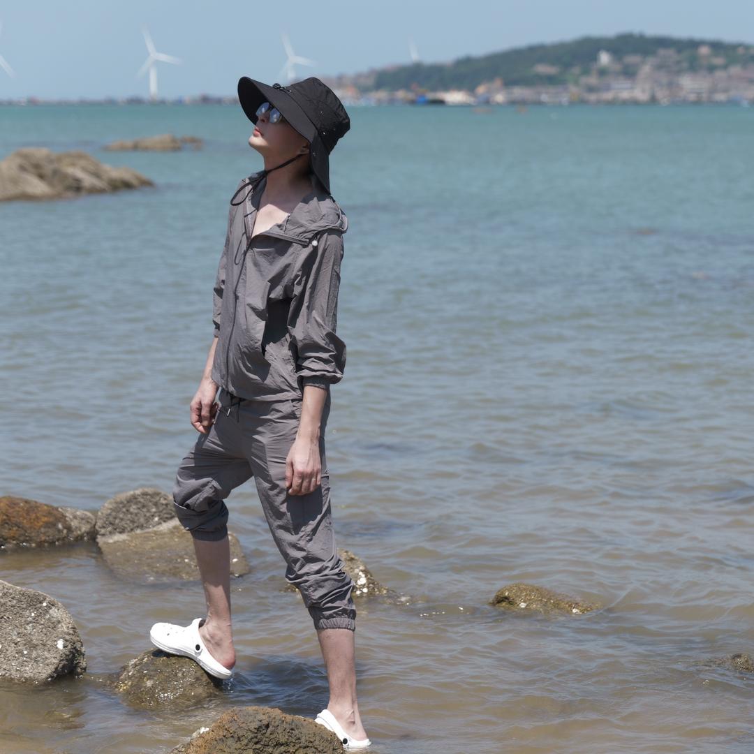 山不见我，我便见山。你不爱我，我独爱你