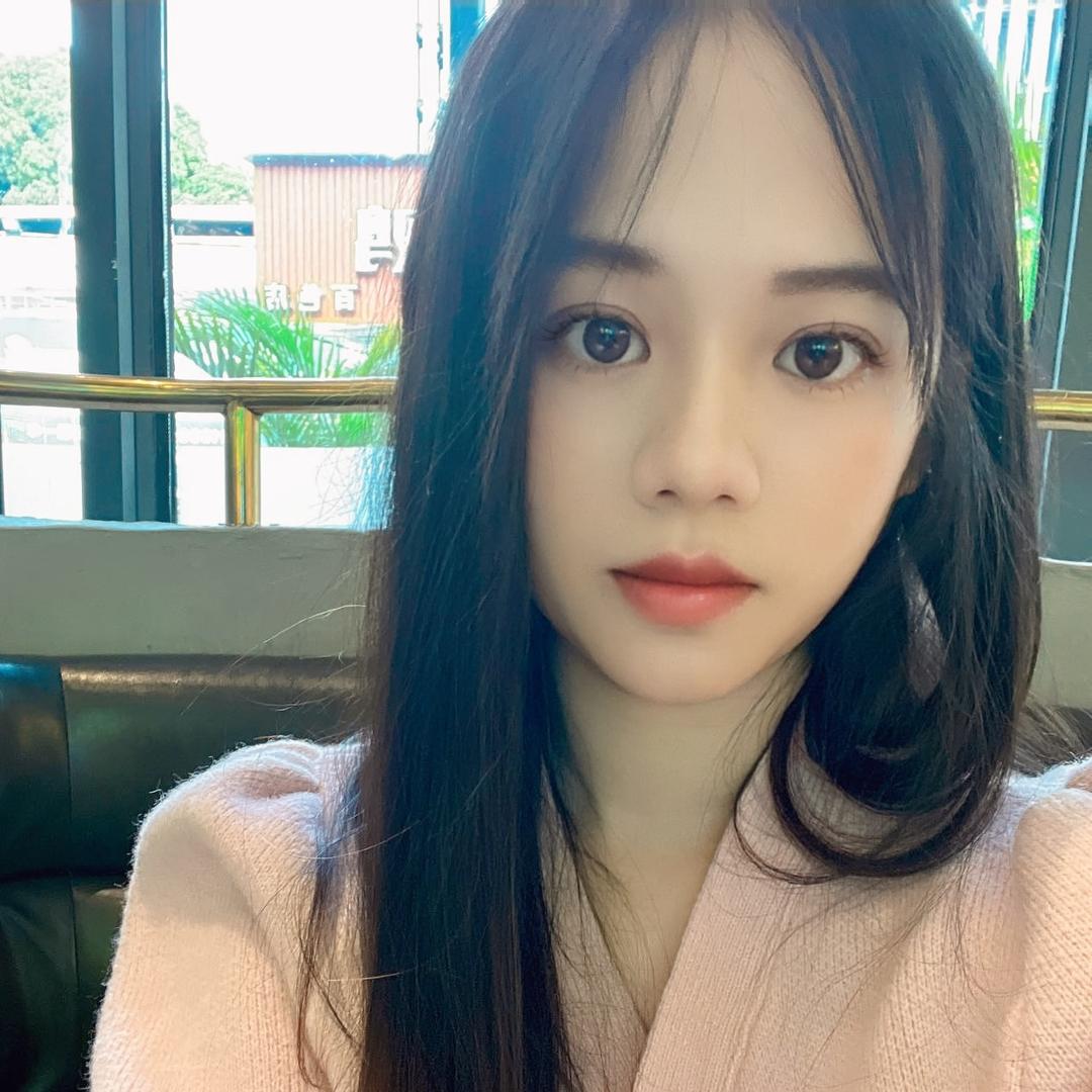 妮妮很摸
