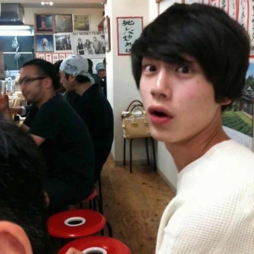 悲伤的黑色矿泉水