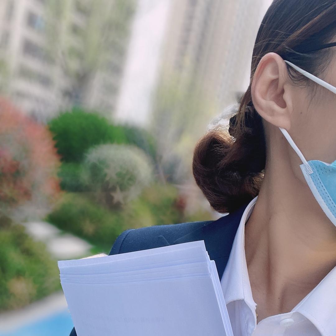 托腮大妞猪五花