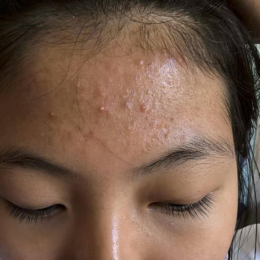 蓝色天空的一片彩虹