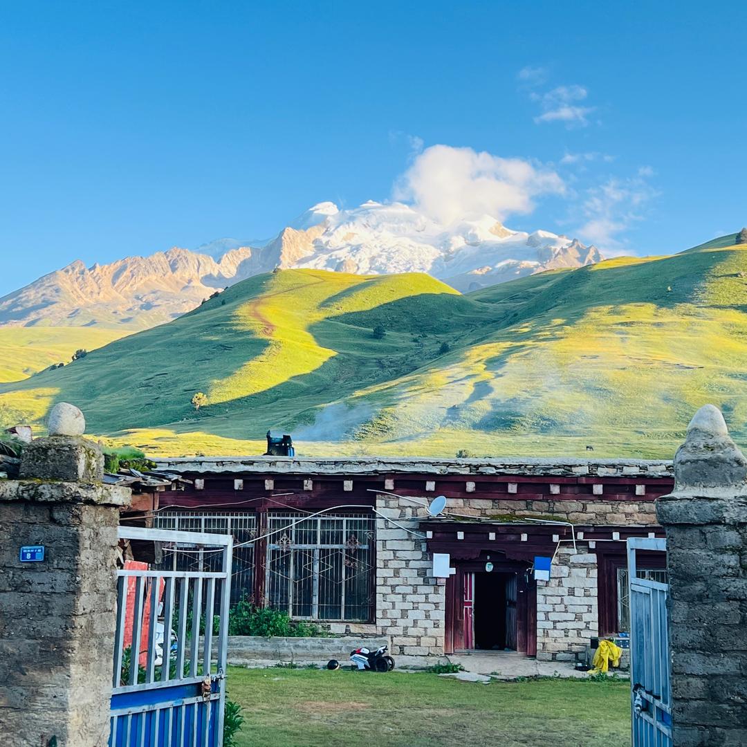 格聂则巴圣洁金山民宿