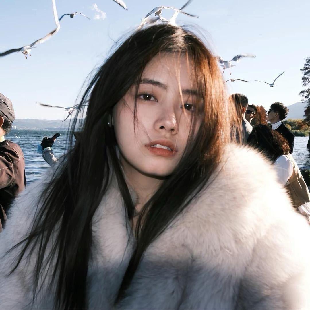 小何_