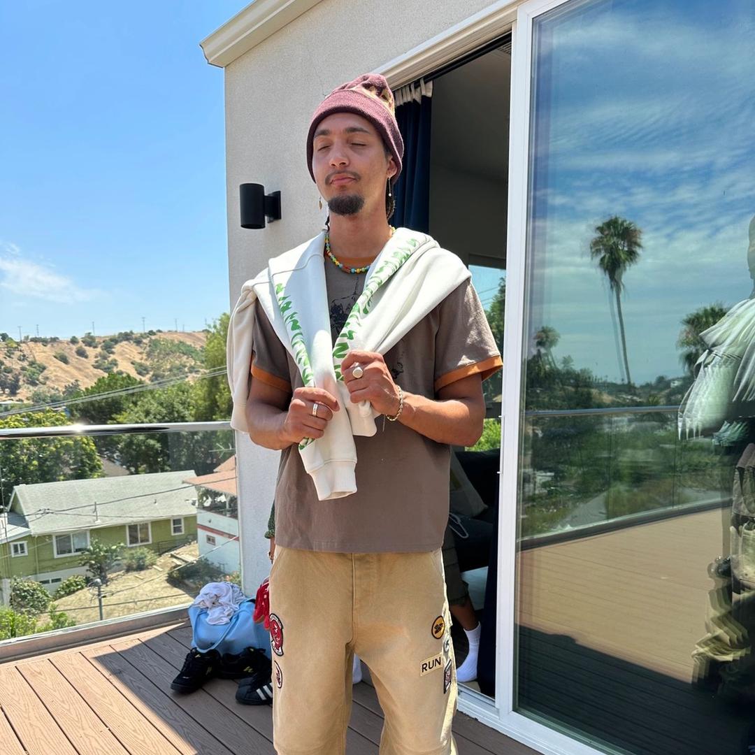 转身也微笑的男人