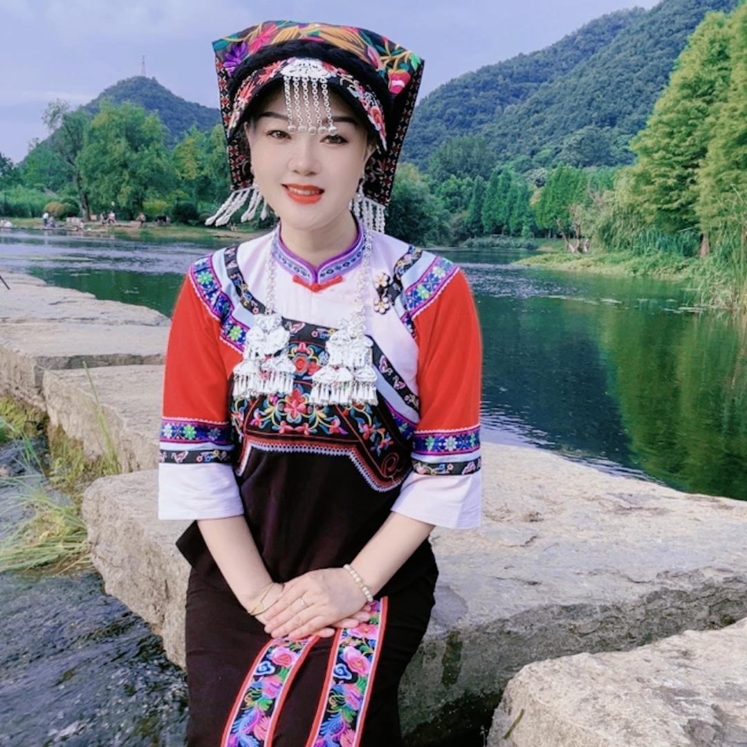 龙娜娜（布依族）